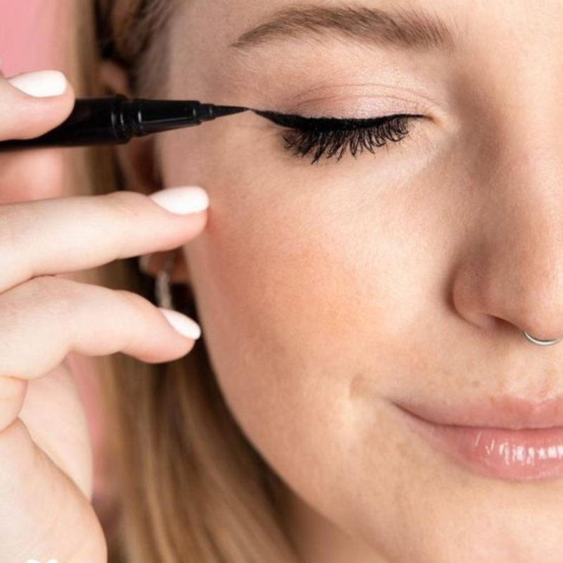 Eyeliner giúp đôi mắt to tròn / sắc bén hơn